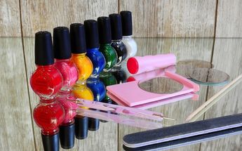 Existen más opciones para pintarse las uñas y así no utilizar las lámparas de calor / Pixabay