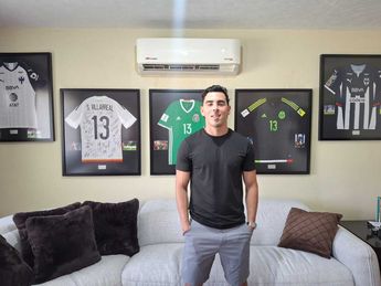 Sergio Villarreal posando con la camiseta de su club en Andorra