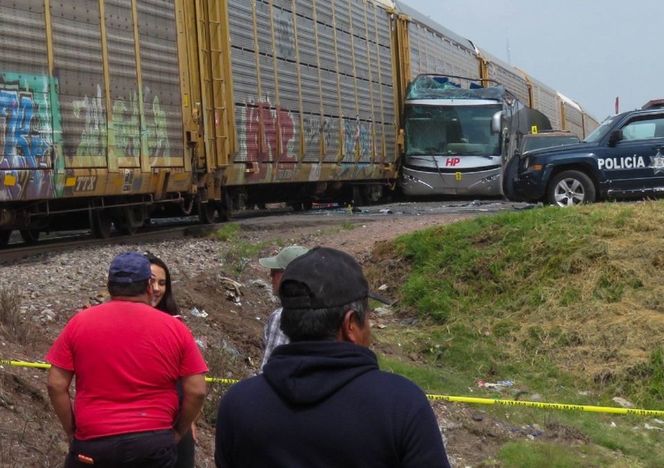 Familia se acercó a la zona para dar café y comida al personal que trabajaba en Atlacomulco tras accidente | Cuartoscuro