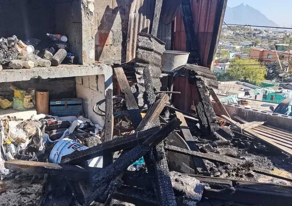 En Monterrey, casa se incendia en planta alta por corto circuito