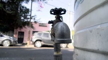 Vecinos de la colonia Blanco y Cuéllar continúan sin agua potable a más de dos días del mega corte | Foto: Sonia Gamiño