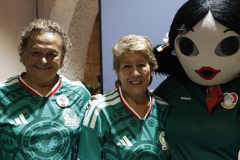 Pioneras junto a su mascota oficial del Mundial de 1971 llamada "Xóchitl" | Montserrat Vázquez Alvarez