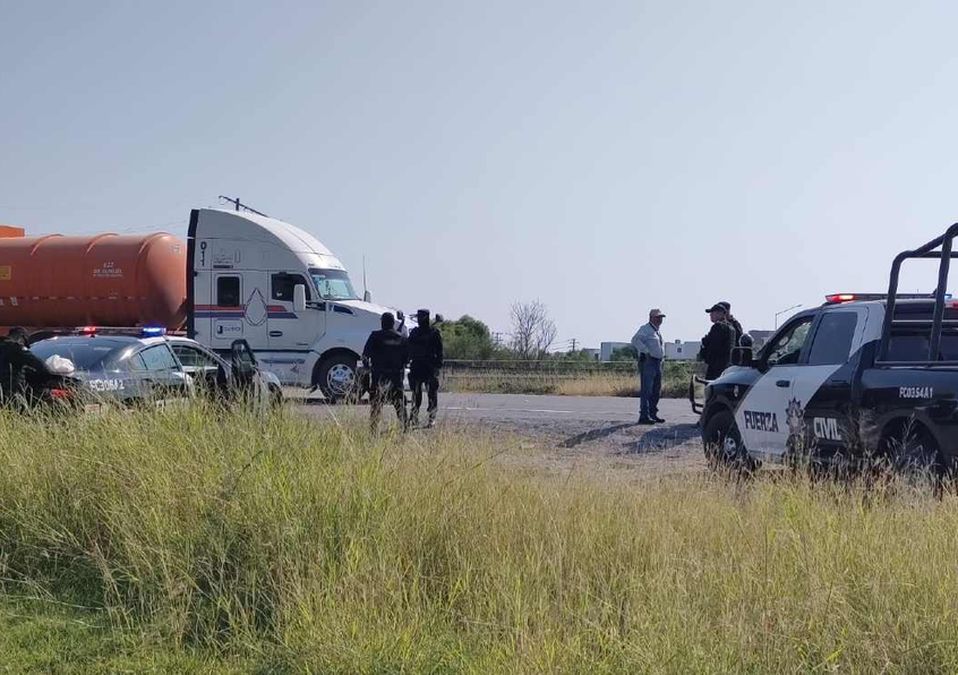 Motociclista muere tras chocar contra tráiler en la autopista Periférico en Juárez. | Agustín Martínez