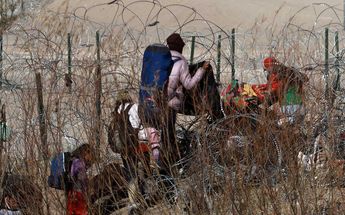 Migrantes itentando cruzar la frontera/ EFE
