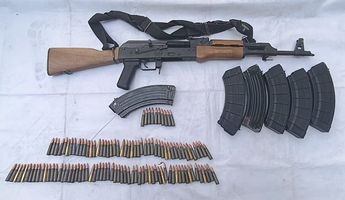 El hombre fue capturado con un arma de alto calibre, equipo táctico y municiones. | Cortesía