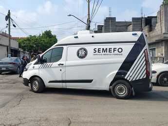 Peritos de la Fiscalía de Nuevo León llegaron a la escena del crimen para recabar evidencia. | Marcela Cuevas