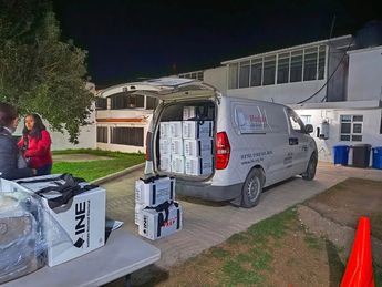 Vehículo del INE con material electoral para la elección del 2 de junio / Cortesía