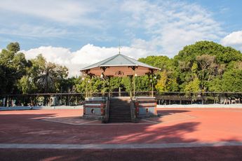 El Paseo Bravo luce con un tradicional quiosco en medio del parque ubicado en la zona centro de Puebla / Agencia Es Imagen