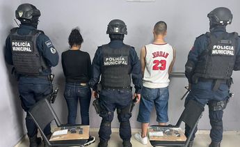 Los detenidos junto a las armas aseguradas por las autoridades. | Cortesía