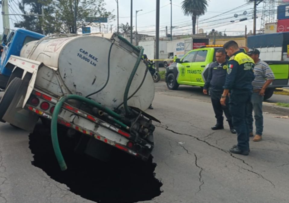 Una pipa de agua cayó en el socavón la tarde del 13 de agosto, complicando el flujo vehicular | X: @OVIALCDMX