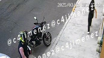 La menor sale corriendo en cuanto se percata de la presencia de su agresor / Captura