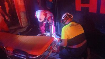 Cuerpos de auxilio atendiendo a uno de los lesionados. | Susana Paredes