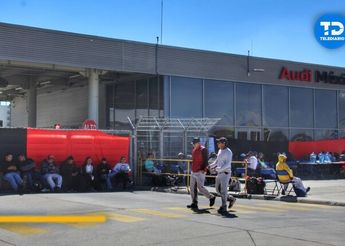 Trabajadores de Audi en Puebla se instalaron a las afueras de la planta tras estallar la huelga / Melanie Torres