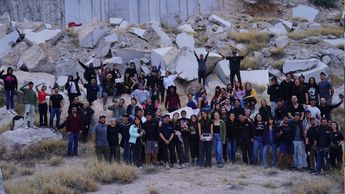 El rodaje de "The Middle" concluyó el 17 de abril en La Cueva de las Iglesias, Durango, tras traer a más de 20 profesionales de EE.UU.