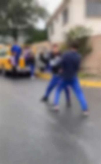 Jóvenes estudiantes peleando. | Cortesía