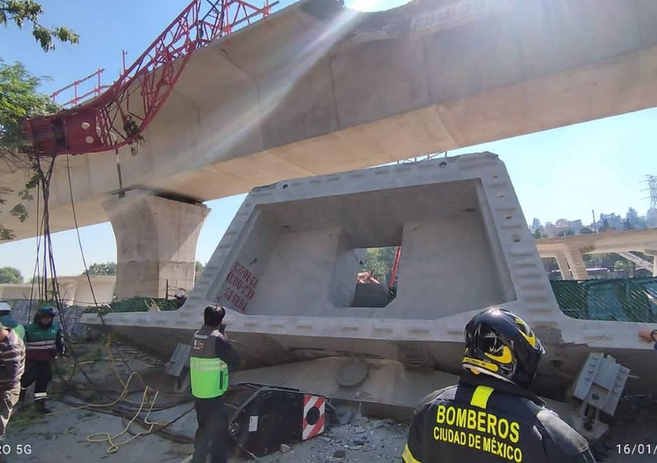 Cae una parte de la estructura del Tren Interurbano México-Toluca. (Especial)