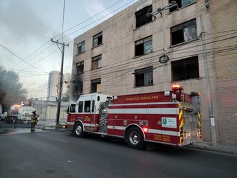 Movilización de rescatistas por el incendio en el Centro de Monterrey. | Agustín Martínez
