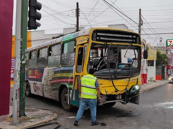 Camión de la Ruta 105 luego del accidente en el Centro de Monterrey. | Agustín Martínez
