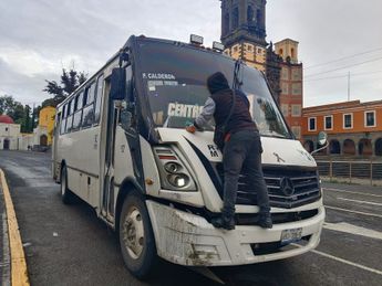 Los limpiaparabrisas han tenido que modificar sus horarios de trabajo en Puebla para 'ganarle' a la lluvia / Leslie Mora