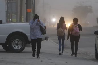 Ceniza impide visibilidad a poblanas tras intensa actividad del Popocatépetl un 21 mayo de 2023