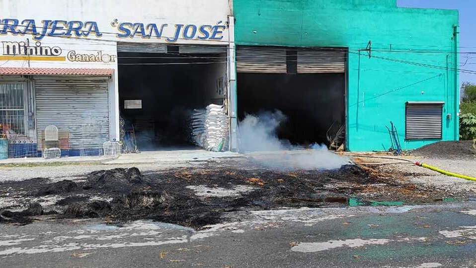 Incendio en forrajera en Cadereyta / Agustín Martínez