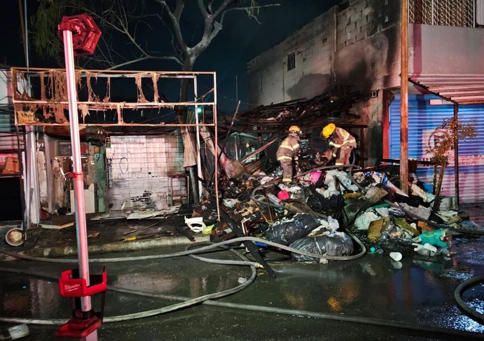 Incendio consume tejabán y negocio en la colonia San Bernabé en Monterrey. | Cortesía