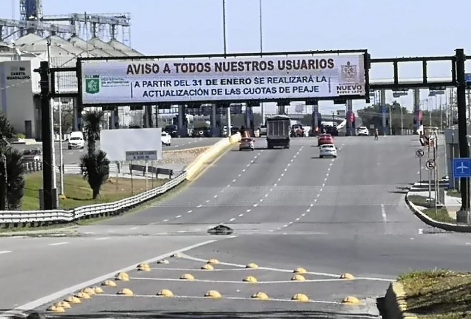 La Red Estatal de Autopistas anunció nuevos ajustes en el costo de peaje mediante un anuncio panorámico en Guadalupe.  / Zyntia Vanegas