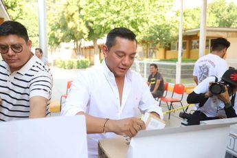 Cristian Mijares, candidato a diputado federal por Durango, acude a emitir su voto