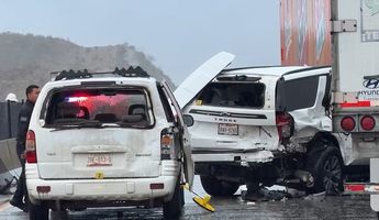 En una Dodge Nitro gris fue localizada una persona sin vida, mientras que otra quedó prensada y fue rescatada.