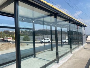 Nuevas estaciones de cristal en la línea 4 de RUTA en Puebla / Leslie Mora