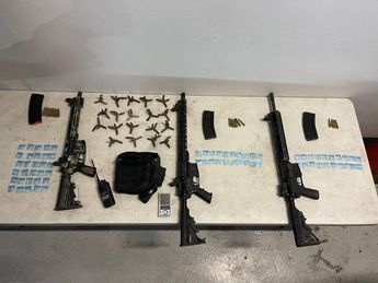 Armas y drogas aseguradas a detenidos. | Cortesía