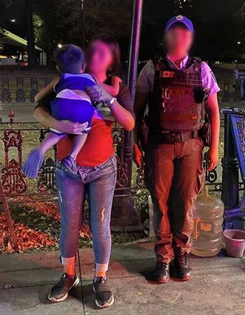La mamá junto al menor y una oficial de policía. | Cortesía