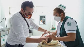Aplicación de la vacuna Triple Viral (SRP) a menores, como parte del esquema nacional para prevenir el sarampión | Foto: IMSS