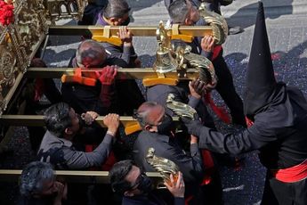 La Cofradía de Nazarenos es la encargada de portear la imagen del Señor de las Maravillas en la Procesión de Viernes Santo | Melanie Torres