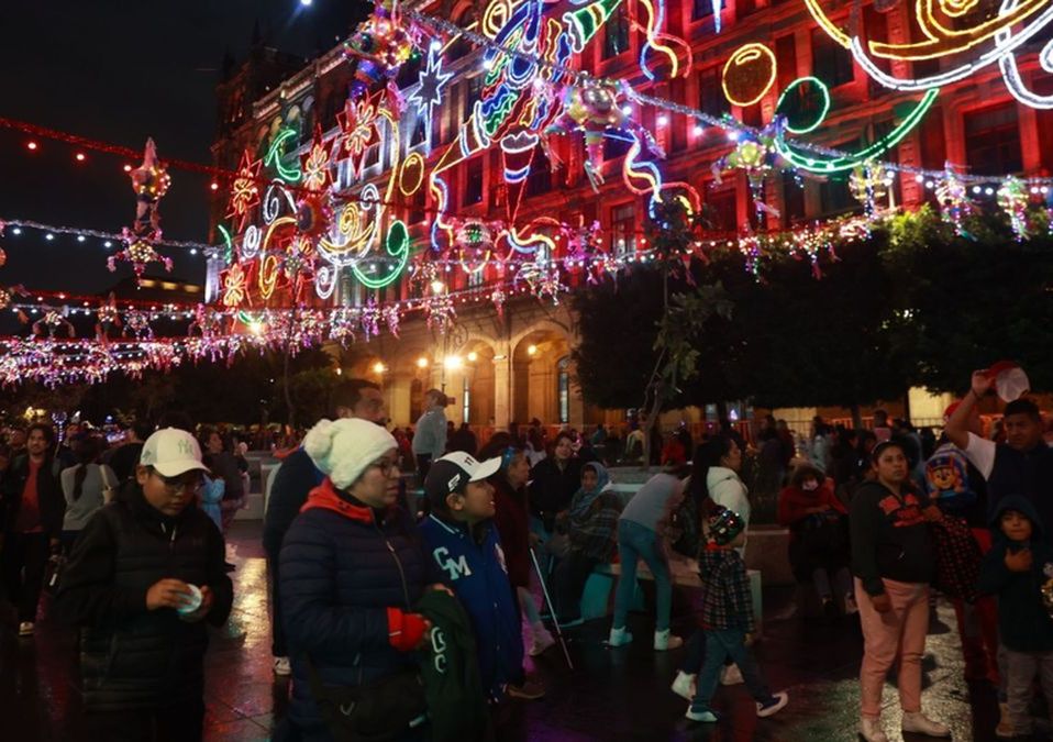 La Ciudad de México se llena de luces y ambiente familiar con la verbena navideña. | Edgar Negrete Lira | Cuartoscuro