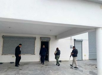 Autoridades ingresando a la bodega donde estaba el producto robado. | Cortesía
