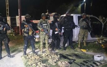 Autoridades aseguraron armas largas y cargadores abastecidos, además de equipo táctico como chalecos. | Cortesía