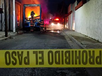 Elementos de Protección Civil y Bomberos de Zapopan sofocando el incendio | Telediario