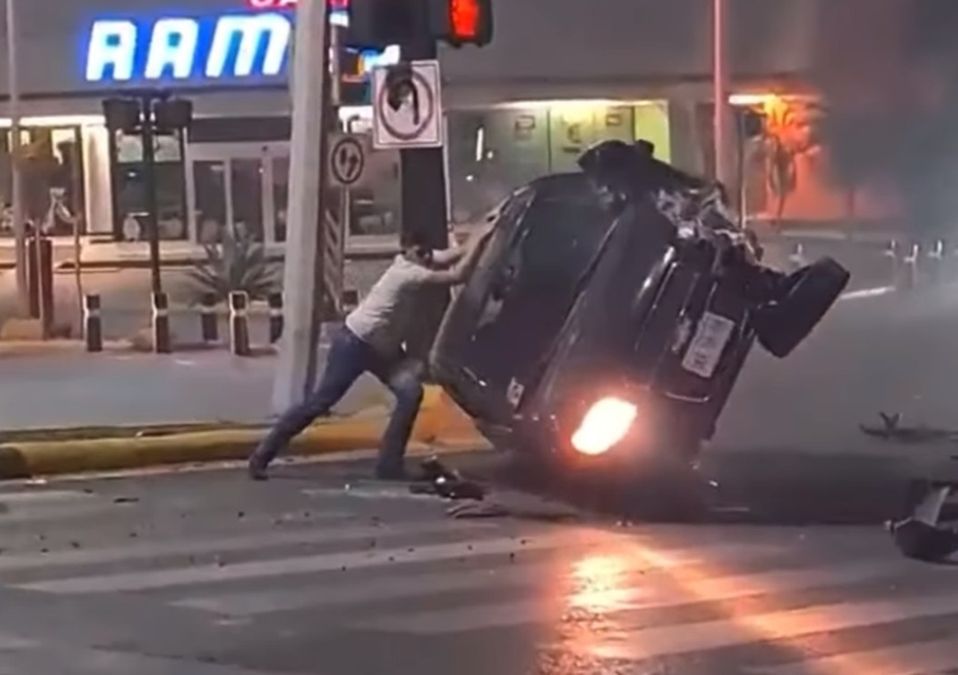 El joven logró voltear él solo su vehículo que terminó con las llantas hacia arriba por el accidente en San Nicolás. / Cortesía