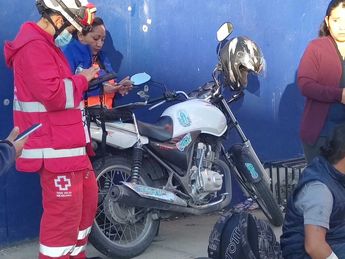 La pareja fue atendido por paramédicos de la Cruz Roja. | Agustín Martínez