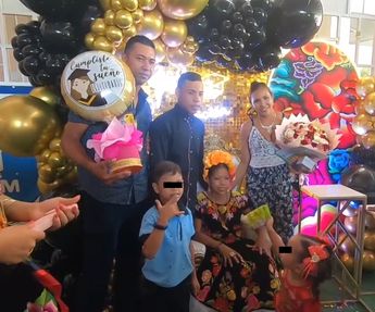 Jocelyn Vera comparte su graduación con toda su familia; la acompañan madre, padre y hermanos menores / Especial