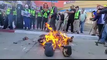Activistas y migrantes prenden piñatas con rostro de Marcelo Ebrard