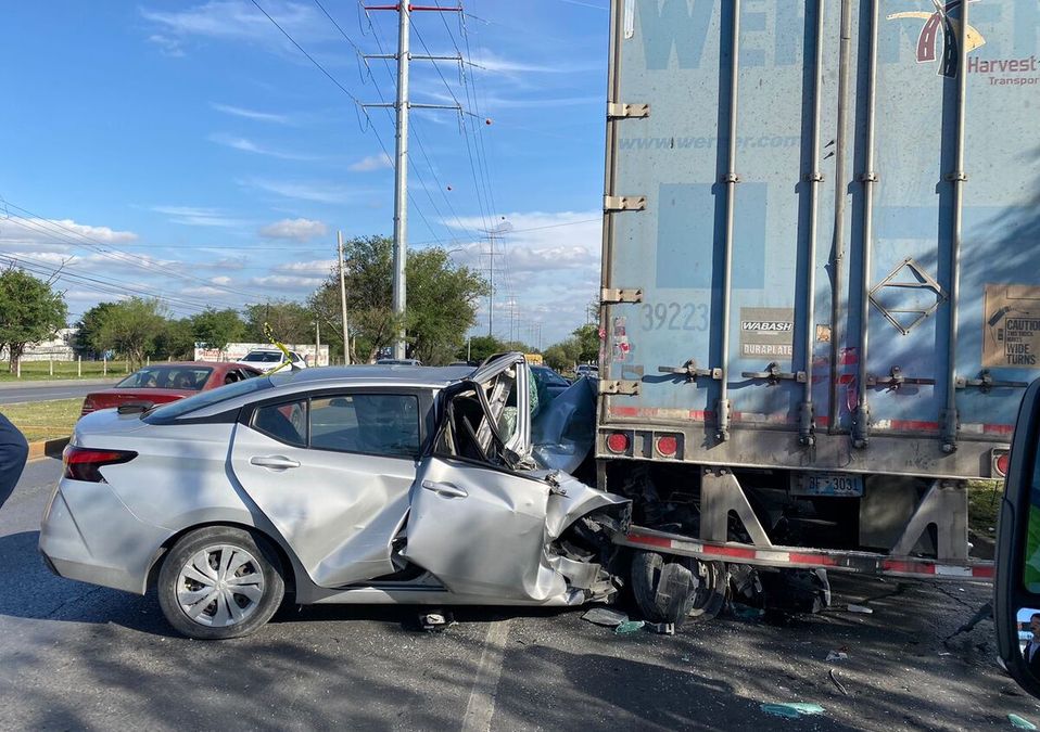 Accidente vial en avenida Eloy Cavazos / Edgar Plata