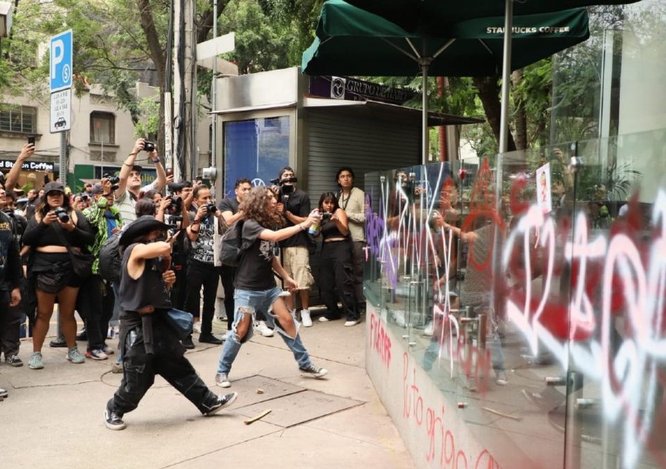 Manifestantes comenzaron a romper vidrios y pintar paredes de negocios localizados sobre Paseo de la Reforma | Octavio Hoyos