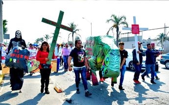 Entierran PRInosaurio en Estado de México / Zuleyma García.