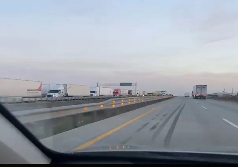 Incendio de tractocamión provoca tráfico en la autopista Monterrey-Laredo