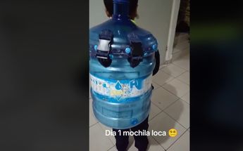 Niño con mochila de garrafón de agua | Especial