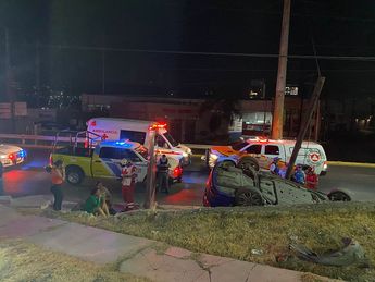 Volcadura de una camioneta en la colonia Colinas de San Jerónimo. | Miranda Arias