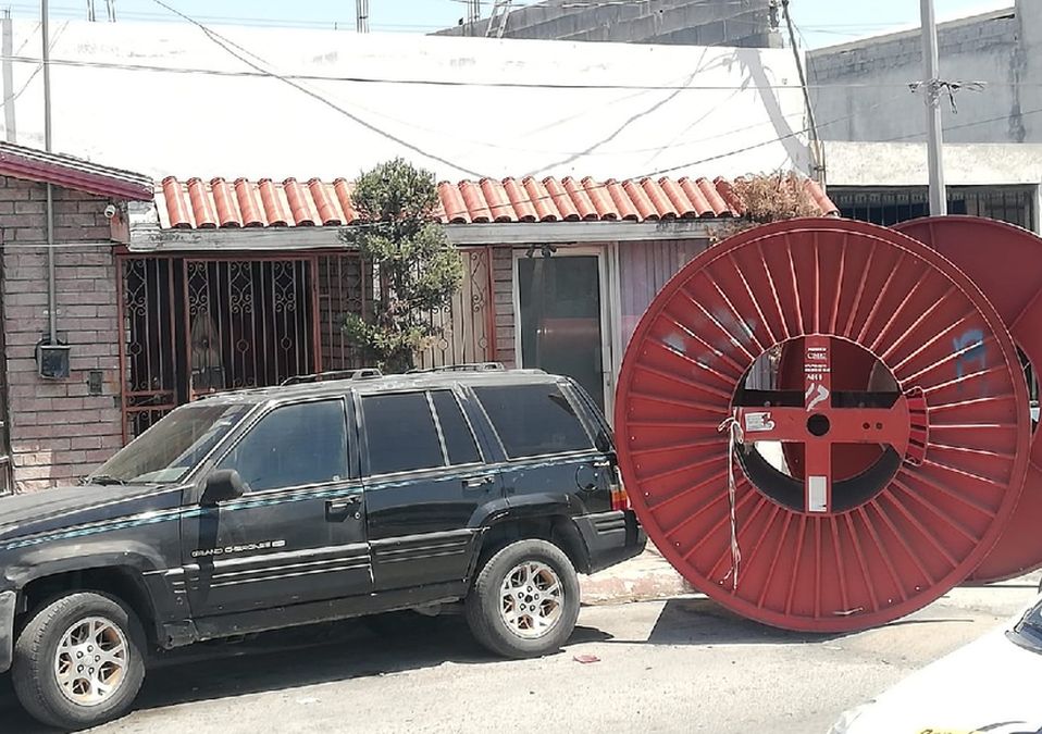 Rollos de acero caen de tráiler y llegan hasta casas en avenida López Mateos / Sandra González