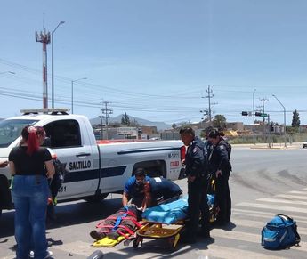 Paramédicos del SAMU trasladaron al motociclista a un hospital de Saltillo tras confirmar que presentaba lesiones. | Christian Montelongo